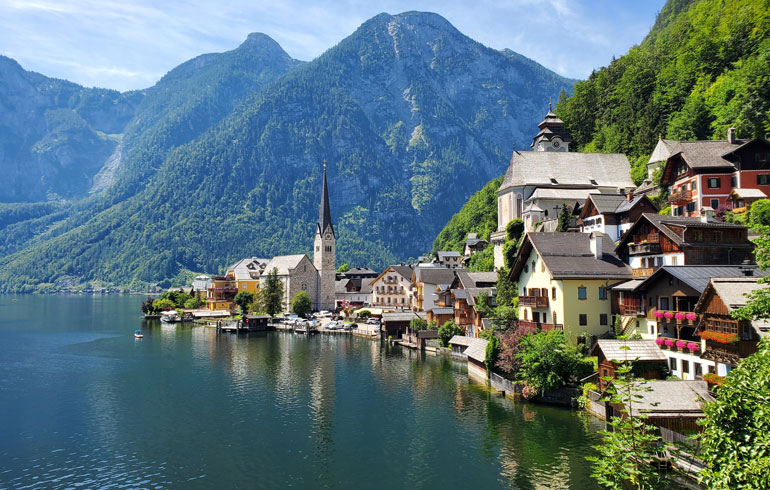 Huizen langs het meer met bergzicht in Hallstatt, Oostenrijk