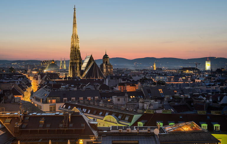 Luchtfoto van Wenen bij zonsondergang met zicht op Stephansdom en de moderne stad