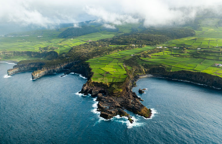 Luchtfoto van groen grasveld, Azores, Portugal