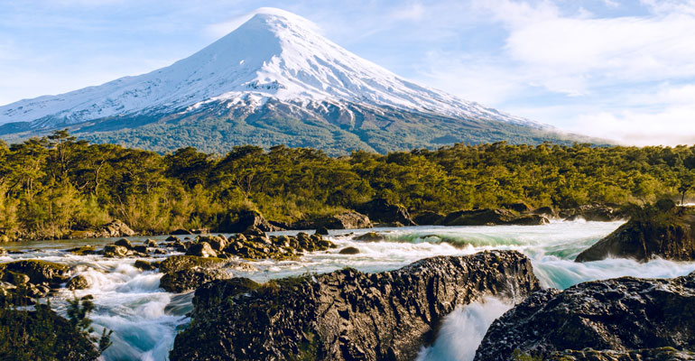 Osorno-vulkaan gezien vanaf de watervallen van Petrohué