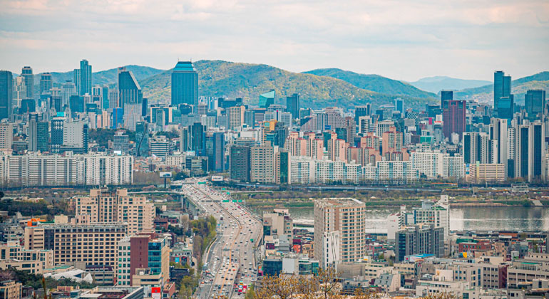 Uitzicht op de grote stad Seoul met bergen in de achtergrond en de Han-rivier
