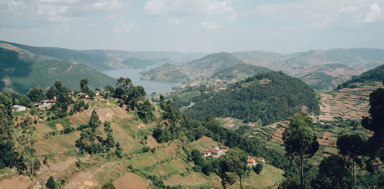 Dronefoto van heuvels en bomen bij Lake Bunyonyi, Uganda