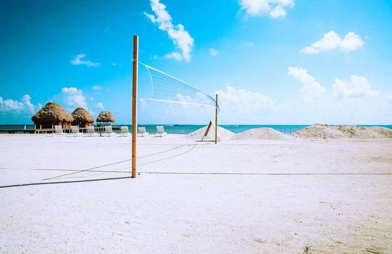 Volleybalnet op Secret Beach Belize